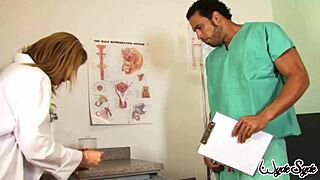 巨乳ドクターのサラ・ジェイがデカチン患者をバン！