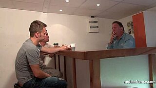 Аматьорка френска MILF содомизирана силно с фистинг и покрита със сперма на дивана за кастинг