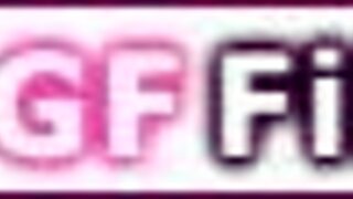 Horká milf sedí na tvári mladšej brunetky