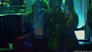 شفت 100 زوج حقيقي يقذفون في حفلة فندق؟