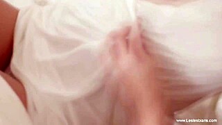 Doğu Avrupa'da kızıl ve sarışın lezbiyenler oyuncaklarla tahrik ediyor!