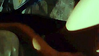 فانيسا فيكسون بتغازل بجسمها الضيق وصدرها الكبير في الخارج