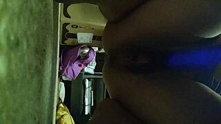 딜도 하는 걸스런 MILF가 장난감으로 젖은 재미 즐겨