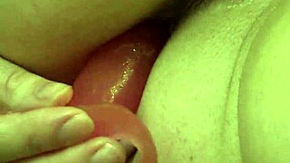 Κυρτή MILF παίζει με την τριχωτή κώλο και την υγρή πούτσα