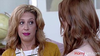 सौतेली माँ बेटी से वर्जिन सौतेले बेटे की मदद मांगती है रोजालिन स्फिंक्स के साथ! 😏