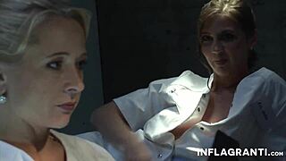 زوجين قذرين مغطيين باللزج ينيكون بعنف في جلسة برية