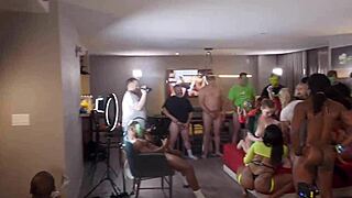 ऑर्गी हॉट लैटिना मिल्फ्स के साथ वाइल्ड गैंगबैंग में