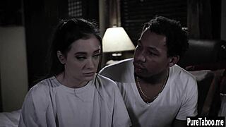 Μαύρος τύπος πειράζει την σφιχτή πούτσα της μιλφ με γλείψιμο πριν γαμήσει