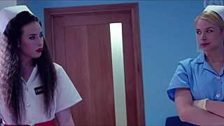 Zarif sarışın hemşire Casey Calvert hastane lezbiyen sahnesinde hasta Whitney Wright'ı beceriyor