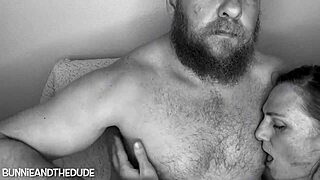 坐下来享受与Bunnieandthedude的邋遢肛交内射