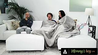 Reagan foxx, seludup handjob tu dekat suami!