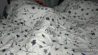 Azgın Büyük Kıçlı Üvey Anne Özel Gününde Amını Döllediğimde Aldatır. Bu Yasak Aksiyonu Idare Edebilir Misin?