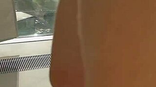 在狂野群交派对后被两根鸡巴操并尿尿，粗暴MILF肛交