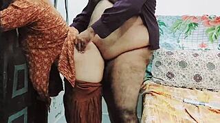 पाकिस्तानी स्टेपमॉम नेबर के अंकल के साथ छुपकर घूमती है! 😜