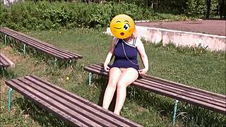 Žena v parku flashuje pod sukni a je chycena na kameru