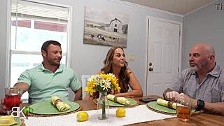 Yo, Ibu Tiri Haus Kontol Besar Sementara Ayah Tiri di Telepon!