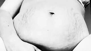 Azgın hamile MILF büyük memeleriyle tahrik ediyor