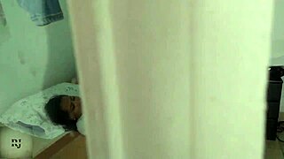 Stedsøster fanger mig i at onanere og knuller mig for at holde mund