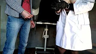 天啊，这个饥渴的熟女护士有天然大奶，手淫我并爱我的射精！尼龙里好变态！