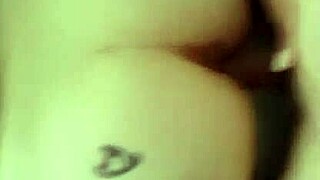 Aamuviihde muuttuu villiksi kurvikkaan tyttökaverin tatuoituun kroppaan ja sotkuiseen kuminlaukaukseen