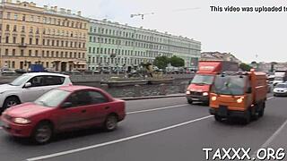 Пълнолетна тийнейджърка 18+ пробляна здраво от агент на камера по време на горещ кастинг