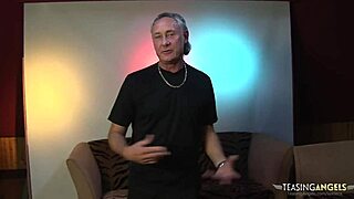 Jeden tlustý kokot nedokáže uspokojit hladovou brunetku holku