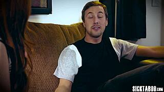 Ta špinavá kurva s velkými prsy cucá chlapovi obří pták ve divokém trojce