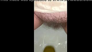 내 화장실에 오세요: 털보 보지가 하얀 허벅지에 오줌 싸