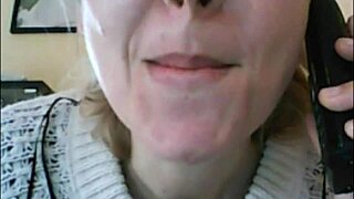 Умирам да изследвам влажната уста, зъби и перверзния език на Chantal отблизо