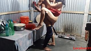 بوذي بنغالي في ساري أحمر يمارس جنس عنيف