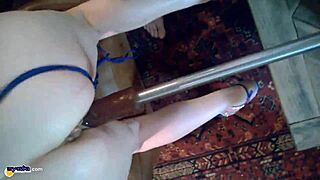 Жестко трахают машиной, чувствуя дико.