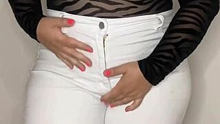 यह सेक्सी सौतेली माँ इतनी ह्यूज बैकसाइड क्यों फ्लॉंट करती है?