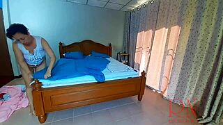 裸体主义者雷吉娜·诺瓦赤裸整理卧室