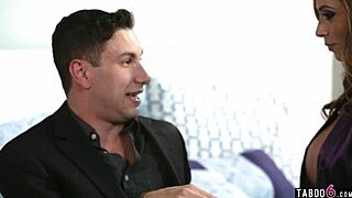 עקרת בית נואשת אריאלה פרארה בוגדת עם מציצה לזין ענק בגרבונים