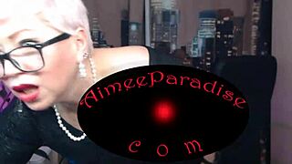 Oye, mira a esta milf rusa pervertida AimeeParadise en acción perrito caliente