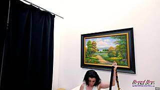 Azgın esmer Phoenix Rae dar kıyafetlere girip koltukta sertçe pompalanıyor