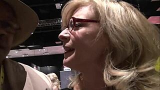 Hartley întâlnește DapperDan la Exxxotica pentru lecție privată de lins pizda