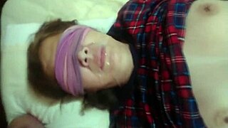 Wow, fruns vän suger enorm kuk medan hon vilar!