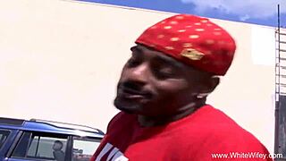 ब्रूनेट पत्नी के भरे हुए स्तन, ब्लैक लंड लेती है