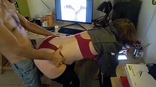 יו, תראה מילף לבנה בספנדקס מקבלת זיון בסגנון כלב עם דיפ ת'רוט!