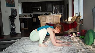 クーガーおばあちゃんスラットがナイトクラブで巨大おっぱいでダンス