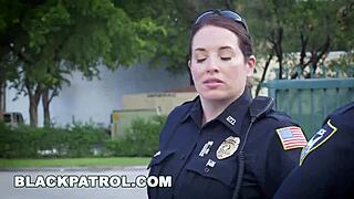 젠장, 이 백인 경찰놈들 우리랑 항상 시비 걸어! 😤