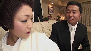 艺伎玩脏的，与狂野的音乐乐队出轨