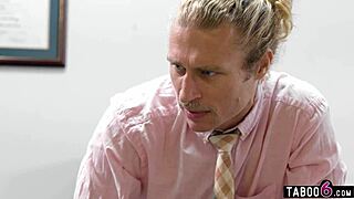 Latinská MILF ředitelka Victoria Voxxx přistižena při šukání na knihu knihovnice v pozici ze psa.