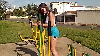 Wow, het jente svelger sæd i offentlig munnsex!