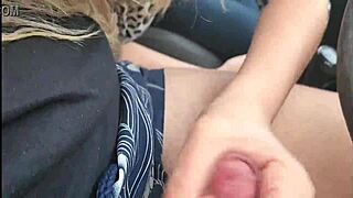 Aranyos lány mélytorokozik, amíg sperma tölti meg a száját