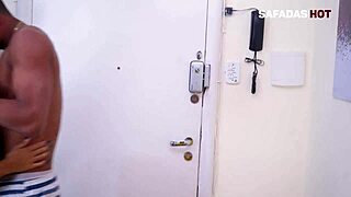 Milf Latina seksi membungkuk buat kontol besar tetangga hitam di adegan POV