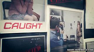 小偷朱莉娅·罗比被抓光屁股，紧致MILF逼被鲁斯蒂·内尔斯警官钻