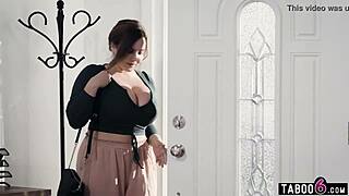 صدر كبير ميلف خادمة ناتاشا نايس تغري زوجين جائعين