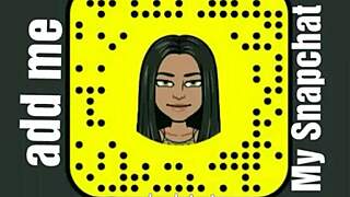 פרלה הבוגרת מתאננת כוס במסיבה בחוץ